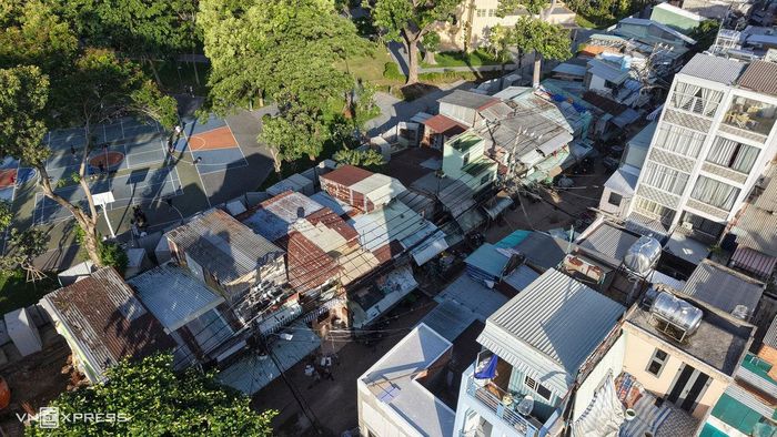 Hệ thống cống ngầm thoát nước mới đang được triển khai lắp đặt trên tuyến đường.