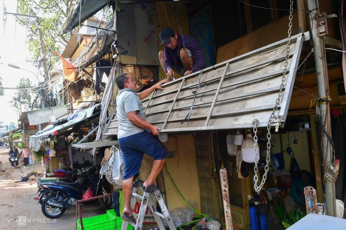 Thi công san lấp mặt bằng đoạn qua chợ Hồ Thị Kỷ để chuẩn bị mở rộng đường.