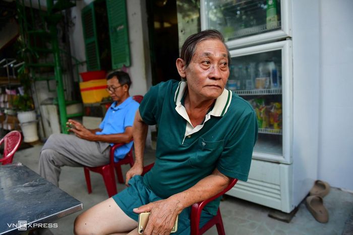 Người dân tháo dỡ kiến trúc nhà ở để giao mặt bằng cho đơn vị thi công.
