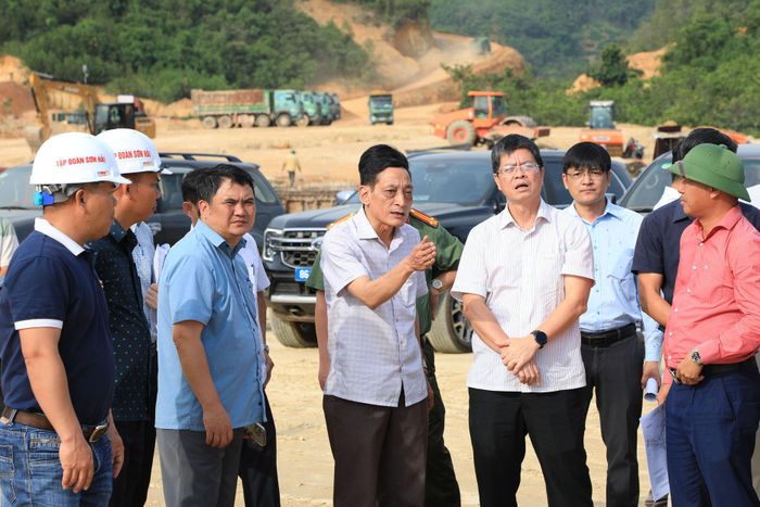 Lãnh đạo UBND xã Đạ Huoai báo cáo với lãnh đạo tỉnh Lâm Đồng về tình hình giải phóng mặt bằng cao tốc Tân Phú - Bảo Lộc, đoạn đi qua địa bàn