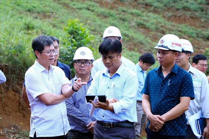 Lãnh đạo UBND Phường 2 Bảo Lộc báo cáo với lãnh đạo tỉnh Lâm Đồng về tiến độ giải phóng mặt bằng cao tốc đi qua địa bàn