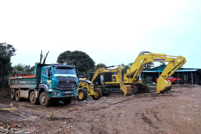 Máy móc tập kết tại dự án cao tốc Tân Phú - Bảo Lộc, đoạn đi qua Phường 2 Bảo Lộc, tỉnh Lâm Đồng