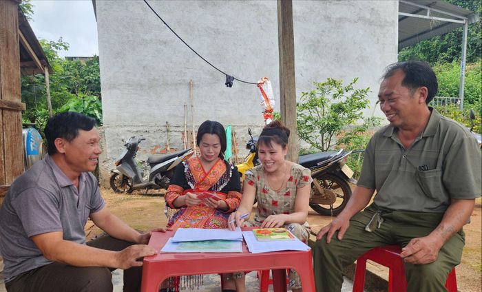 Chị Vân (thứ 2 bên phải qua) thường xuyên phối hợp với ban tự quản để thống nhất các nội dung công việc trước khi triển khai đến bà con trong thôn