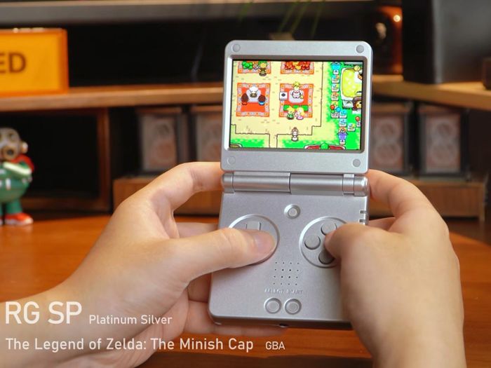 Anbernic RG SP đang chạy một tựa game GBA.