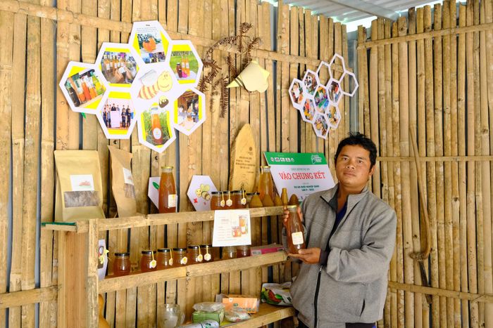 Người dân xã Đam Rông 4 phát triển sản phẩm OCOP từ mật ong rừng tại địa phương