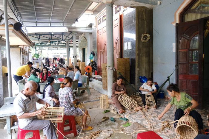 Người dân tại bản Buôn Go, xã Cát Tiên có thêm nghề đan lát để tăng thêm thu nhập