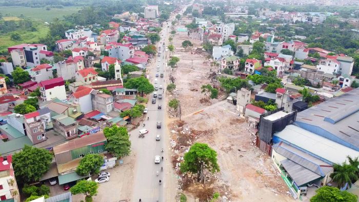 Trước đó, vào cuối tháng 6 vừa qua, Bí thư Thành ủy Hà Nội Trần Đức Thắng yêu cầu các xã, phường phải hoàn thành giải phóng mặt bằng trước ngày 30/6, hoàn tất phá dỡ công trình trong tháng 7 để bàn giao mặt bằng sạch cho nhà thầu.