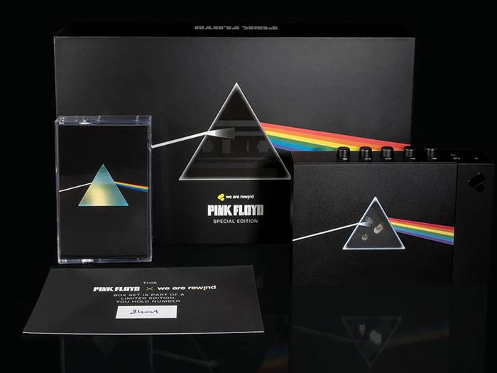 Toàn bộ vật phẩm bên trong bộ sưu tập We Are Rewind x Pink Floyd Collector's box set.