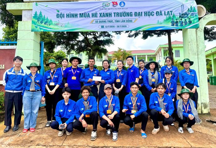 Chị H' Hồng, Phó Bí thư Tỉnh đoàn Lâm Đồng (chính giữa, hàng sau) đến thăm, động viên đội hình Mùa hè xanh của Trường Đại học Đà Lạt đang thực hiện chiến dịch tại xã Quảng Trực