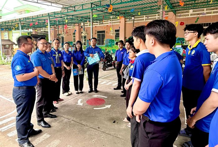 Anh Đoàn Minh Tâm, Phó Bí thư Tỉnh đoàn Lâm Đồng (thứ 2 từ trái qua), Phó Bí thư Tỉnh đoàn Lâm Đồng động viên các chiến sĩ tình nguyện Trường Đại học Phan Thiết phát huy sức trẻ góp phần hỗ trợ địa phương