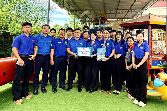 Anh Đoàn Minh Tâm, Phó Bí thư Tỉnh đoàn Lâm Đồng( thứ 6 từ phải qua) trao tặng quà động viên các chiến sĩ Mùa hè xanh Trường Đại học Phan Thiết