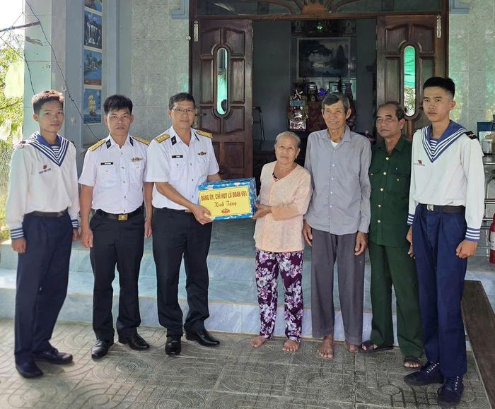 Lữ đoàn 681 thăm hỏi, tặng quà bà Nguyễn Thị Lượm, người hoạt động kháng chiến bị địch bắt tù đày, trú tại xã Tuyên Quang