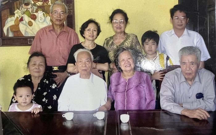 Trung tướng Đặng Kinh (ngồi ngoài cùng bên phải) và phu nhân cùng Đại tướng Võ Nguyên Giáp, phu nhân cùng con cháu trong một lần gặp mặt. Ảnh do gia đình cung cấp.