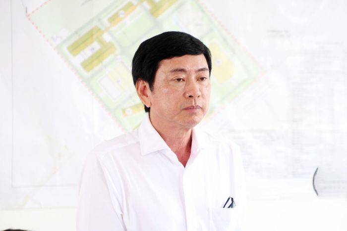Bí thư Đảng ủy xã Thuận An Lê Văn Hoàng báo cáo công tác tuyển sinh, cung ứng thực phẩm...