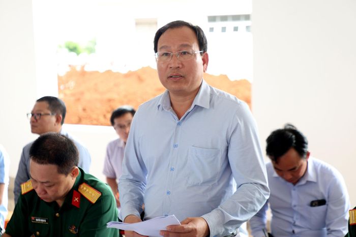 Giám đốc Ban Quản lý dự án đầu tư xây dựng số 3 Hà Sỹ Sơn báo cáo tiến độ thực hiện 2 dự án