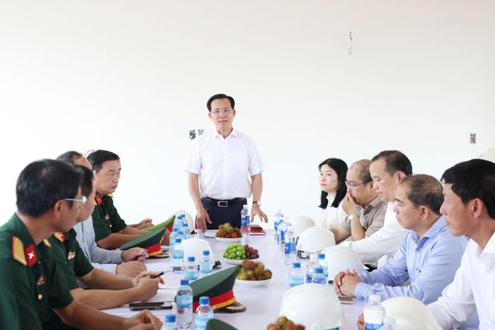 Đồng chí Hồ Văn Mười chủ trì làm việc với các sở, ngành, địa phương ngay tại công trường