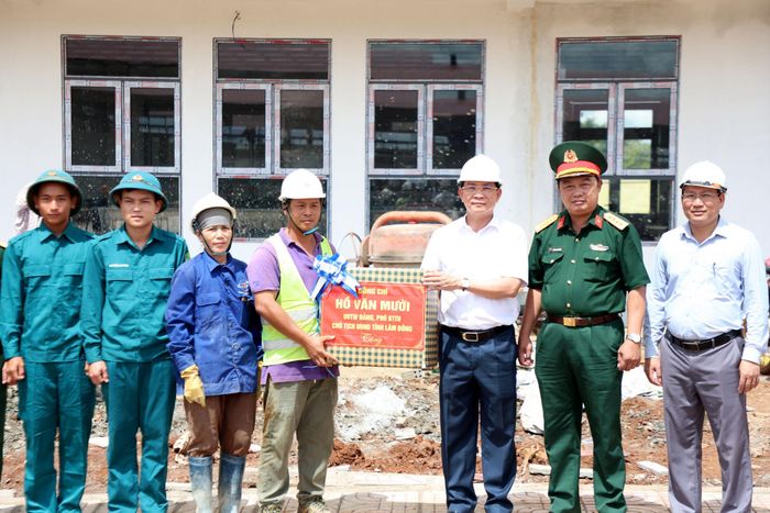 Đồng chí Hồ Văn Mười tặng quà cho công nhân, người lao động đang thi công dự án trường liên cấp xã Thuận An