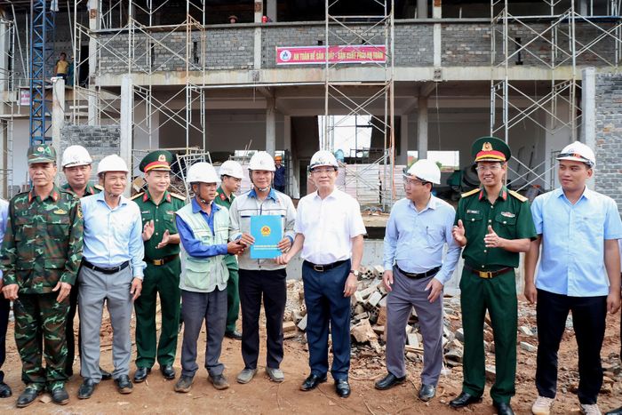 Đồng chí Hồ Văn Mười tặng quà cho công nhân, người lao động đang thi công dự án trường liên cấp xã Quảng Trực