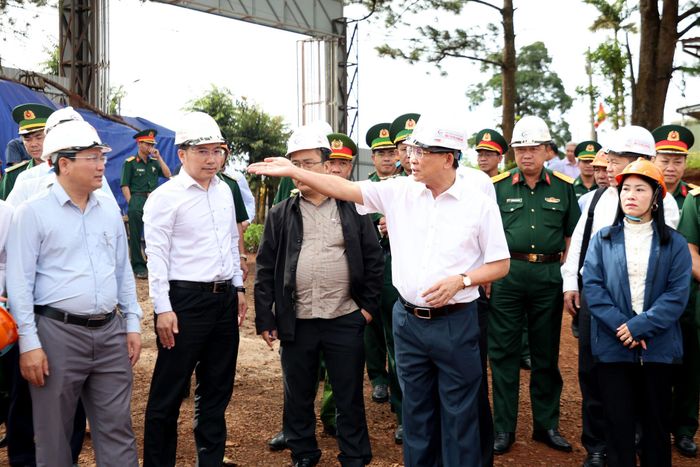 Đồng chí Hồ Văn Mười, Ủy viên Ban Chấp hành Trung ương Đảng, Phó Bí thư Tỉnh ủy, Chủ tịch UBND tỉnh Lâm Đồng kiểm tra thực tế tiến độ thi công trường nội trú liên cấp xã Quảng Trực