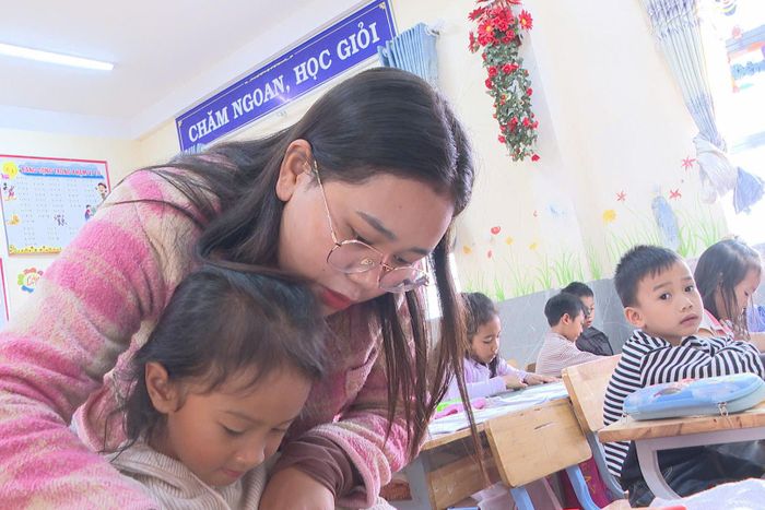 Từ chỗ chỉ nói tiếng mẹ đẻ, các em đã giao tiếp tiếng Việt thành thạo, dạn dĩ hơn hẳn khi trò chuyện cùng thầy cô, bạn bè