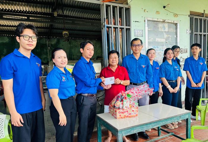 Đoàn trường THPT Nguyễn Thị Minh Khai phối hợp với Đoàn xã Lương Sơn đến thăm hỏi và trao tặng quà tri ân các gia đình thương binh, liệt sĩ, người có công với cách mạng