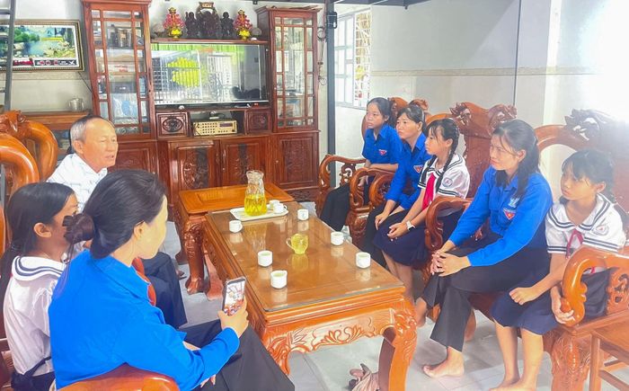 Trường Tiểu học Gia Viễn đến thăm, tặng quà các gia đình thương binh, bệnh binh, thân nhân liệt sĩ