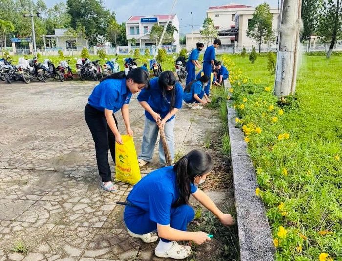 Đội hình Hoa phượng đỏ Trường THPT Hàm Thuận Nam đồng loạt ra quân vệ sinh khuôn viên Tượng đài Liệt sĩ