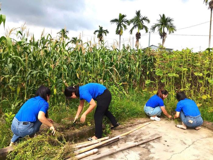 Cán bộ, giáo viên, nhân viên trường Mầm non Nam Ninh dọn dẹp nhà cửa, hỗ trợ những công việc thường ngày cho bác Hùng