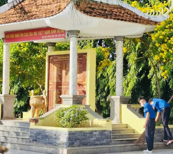 Đoàn viên thanh niên trường THPT Nguyễn Thị Minh Khai dọn vệ sinh tại Đài tưởng niệm và Bia ghi danh Bà Mẹ Việt Nam Anh hùng ở xã Lương Sơn