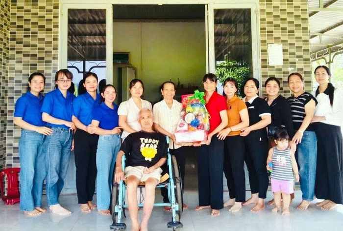Cán bộ, giáo viên, nhân viên trường Mầm non Nam Ninh đến thăm bệnh binh Hà Mạnh Hùng