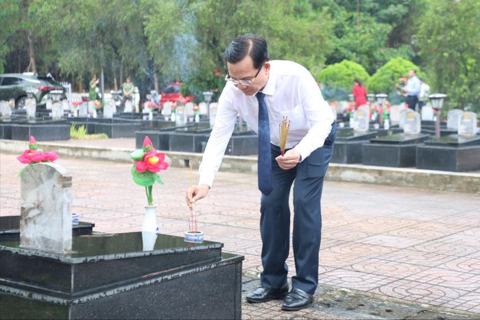 Ủy viên Ban Chấp hành Trung ương Đảng, Phó Bí thư Tỉnh ủy, Chủ tịch UBND tỉnh Lâm Đồng Hồ Văn Mười thắp hương tưởng nhớ anh linh các Anh hùng liệt sĩ