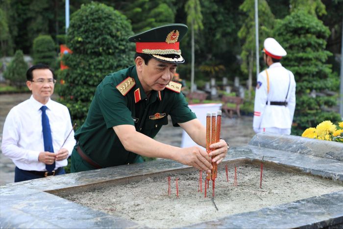 Đại tướng Phan Văn Giang, Phó Thủ tướng Chính phủ, Bộ trưởng Bộ Quốc phòng thắp nén hương tưởng nhớ trước anh linh các Anh hùng liệt sĩ