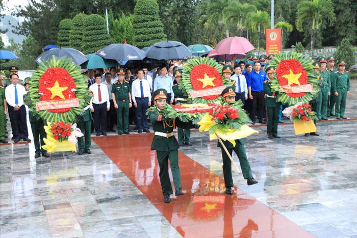 Đoàn công tác dâng hoa tưởng niệm các Anh hùng liệt sĩ