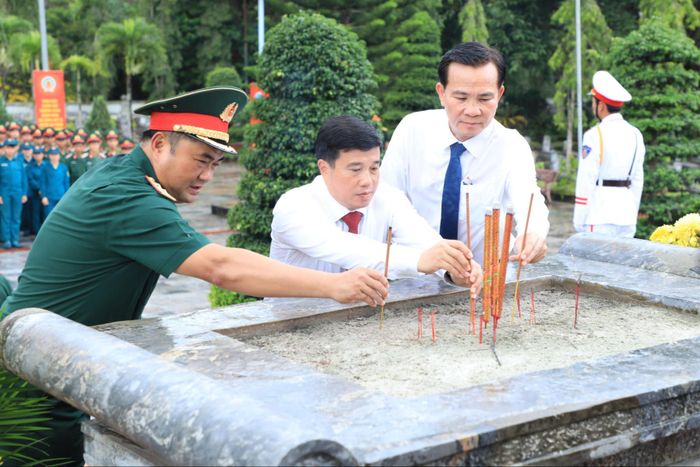 Lãnh đạo Tư lệnh Quân khu 7, lãnh đạo tỉnh Lâm Đồng thắp hương tưởng nhớ anh linh các Anh hùng liệt sĩ