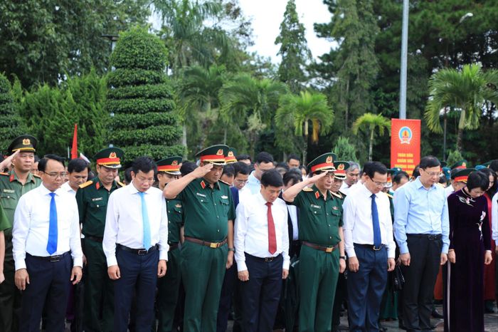 Phó Thủ tướng Chính phủ Phan Văn Giang và các đại biểu dành phút mặc niệm tưởng nhớ các Anh hùng liệt sĩ