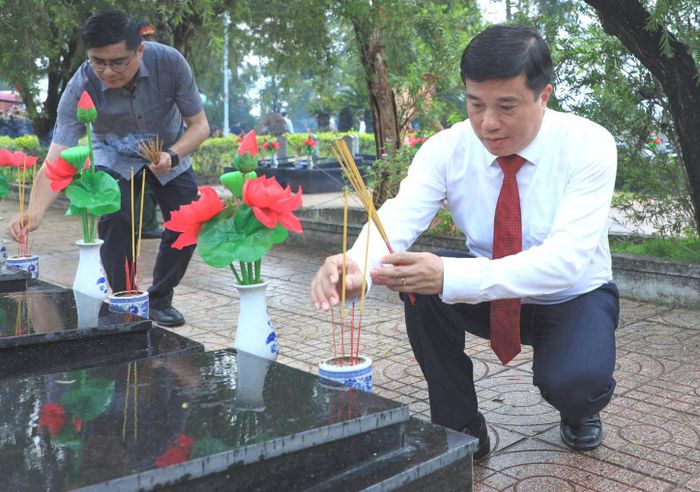 Ủy viên Ban Chấp hành Trung ương Đảng, Bí thư Tỉnh ủy, Trưởng Đoàn ĐBQH tỉnh Lâm Đồng Y Thanh Hà Niê Kđăm thắp hương tại các phần mộ của các Anh hùng liệt sĩ