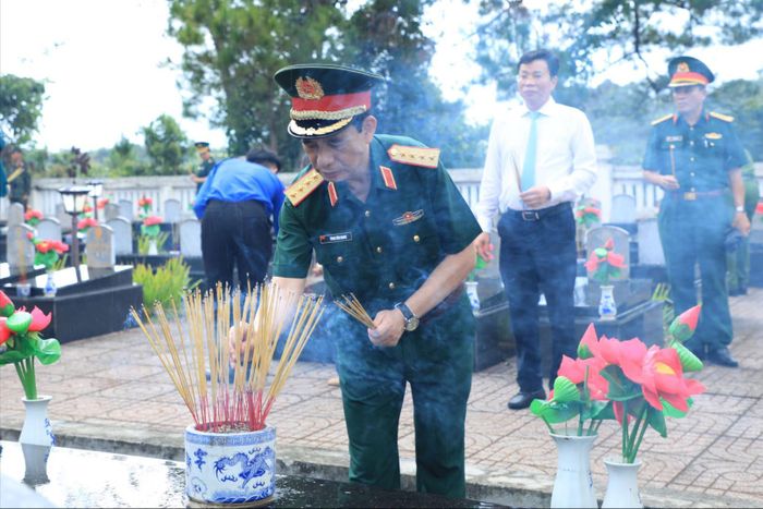 Đại tướng Phan Văn Giang, Phó Thủ tướng Chính phủ, Bộ trưởng Bộ Quốc phòng thắp nén hương tại các phần mộ của các Anh hùng liệt sĩ