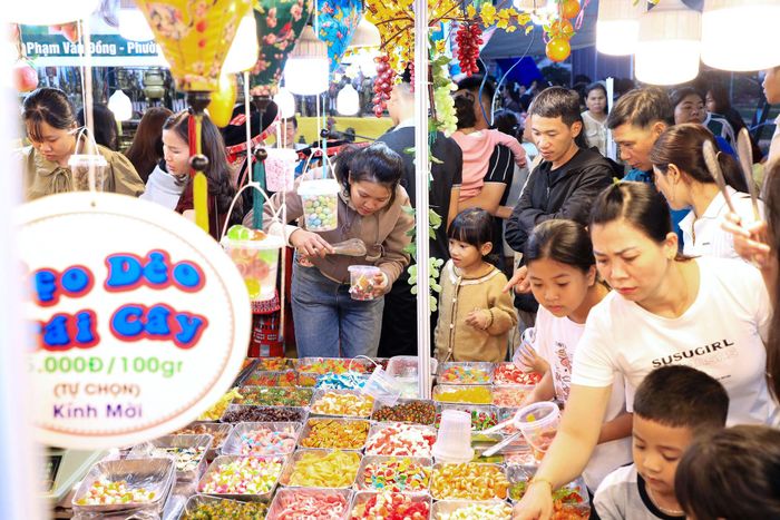 Hội chợ là một trong chuỗi hoạt động chào mừng các công trình mới của tỉnh Lâm Đồng