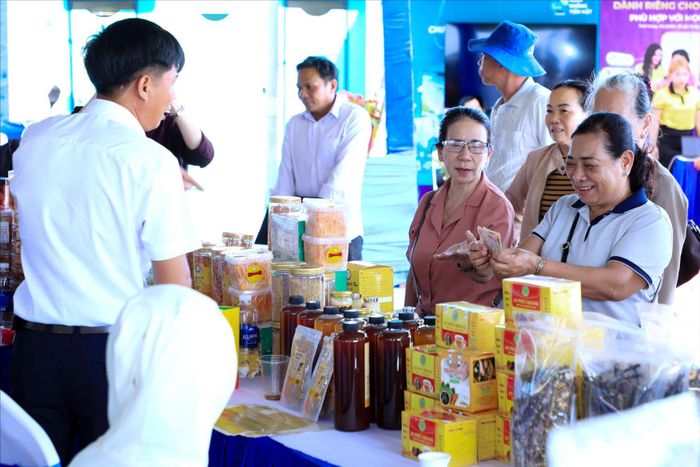 Người dân khu vực phía Tây Lâm Đồng phấn khởi tham quan tại hội chợ