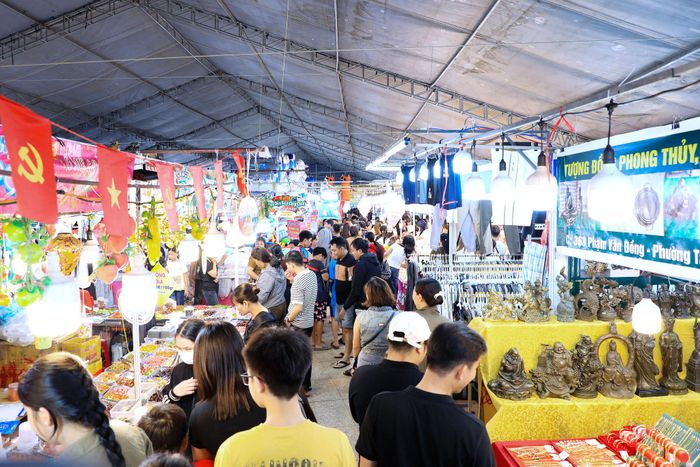 Hội chợ diễn ra từ ngày 25/7 đến 2/8, thu hút đông đảo sự quan tâm của người dân