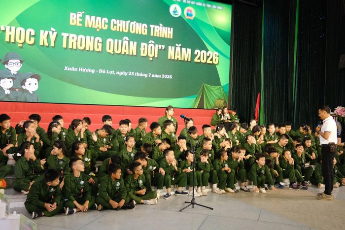 Các học viên được Ban Tổ chức tập trung sinh hoạt và dặn dò trước khi về với gia đình