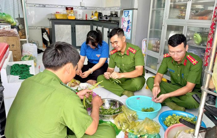 Đoàn Thanh niên địa phương chuẩn bị “Bữa cơm gia đình, ấm tình lòng Mẹ” tại gia đình Mẹ Việt Nam Anh hùng Hồ Thị Tư