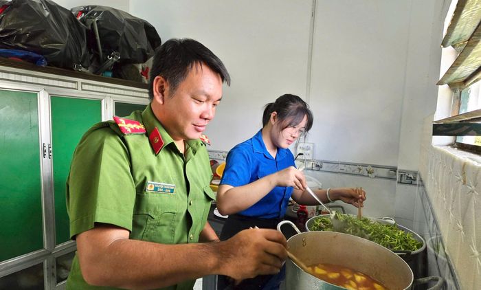 Đoàn Thanh niên địa phương chuẩn bị “Bữa cơm gia đình, ấm tình lòng Mẹ” tại gia đình Mẹ Việt Nam Anh hùng Hồ Thị Tư