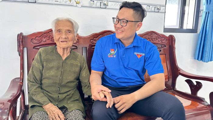 Phó Bí thư Tỉnh Đoàn Lâm Đồng Đoàn Minh Tâm ân cần thăm hỏi sức khỏe và bày tỏ lòng biết ơn sâu sắc trước những cống hiến, hi sinh của Mẹ Việt Nam Anh hùng Hồ Thị Tư và gia đình.