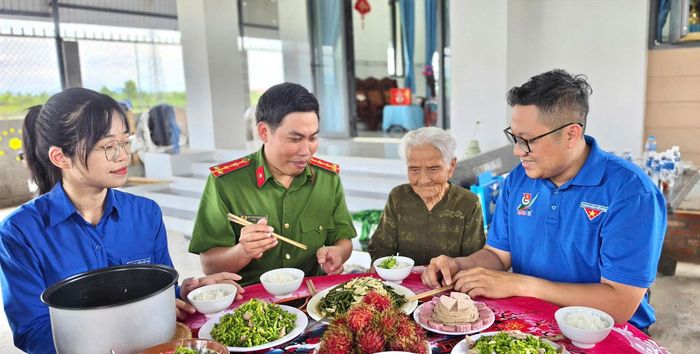 Không khí đầm ấm trong "Bữa cơm gia đình, ấm lòng tình Mẹ" tại gia đình Mẹ Việt Nam Anh hùng Hồ Thị Tư