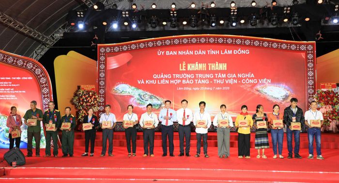 Tỉnh Lâm Đồng tặng 15 phần quà tới các hoàn cảnh khó khăn, gia đình chính sách ở khu vực Gia Nghĩa