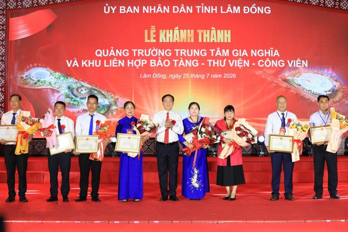 UBND tỉnh Lâm Đồng tặng Bằng khen cho các cá nhân, tổ chức có thành tích xuất sắc trong việc thực hiện dự án và các hộ dân đồng thuận, bàn giao mặt bằng