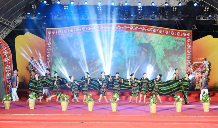 Văn nghệ chào mừng Lễ khánh thành Quảng trường Trung tâm Gia Nghĩa và Khu liên hợp Bảo tàng - Thư viện - Công viên