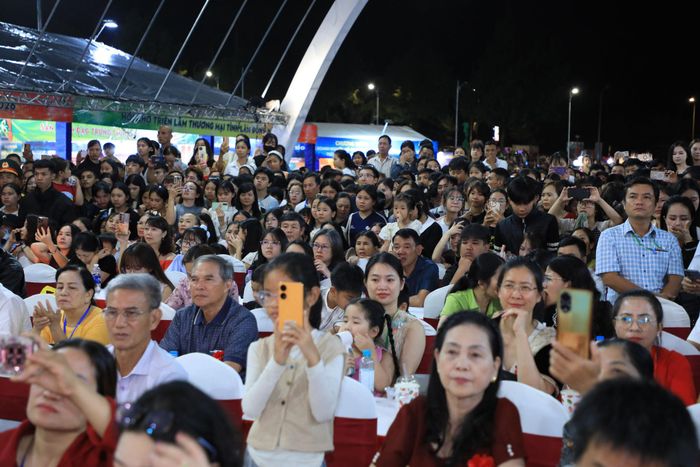 Đông đảo người dân theo dõi buổi lễ khánh thành