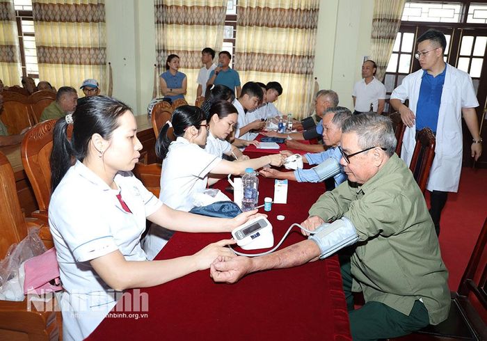 Đoàn viên, thanh niên Bệnh viện Đa khoa tỉnh khám sức khỏe miễn phí cho các đối tượng người có công, thân nhân người có công có hoàn cảnh khó khăn trên địa bàn xã Đồng Thái.